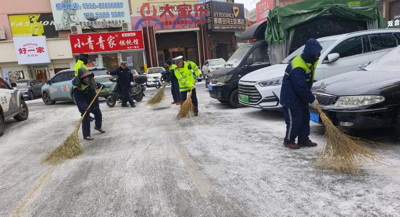 1706054284751603.png 掃雪除冰保平安 不畏嚴(yán)寒顯擔(dān)當(dāng) 智慧運(yùn)營公司全力打響清雪除冰“主動戰(zhàn)”.png